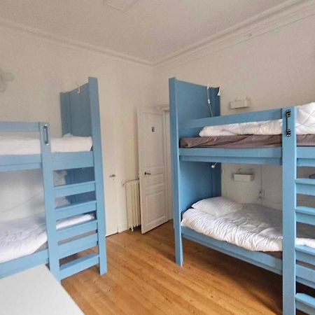 Bed In 6-Bed Mixed Dormitory Le Jardin Cafe Bordeaux Bagian luar foto