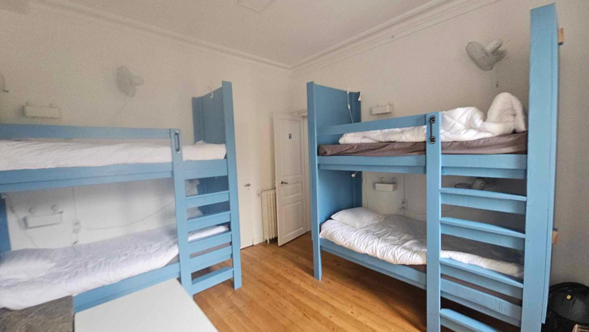 Bed In 6-Bed Mixed Dormitory Le Jardin Cafe Bordeaux Bagian luar foto