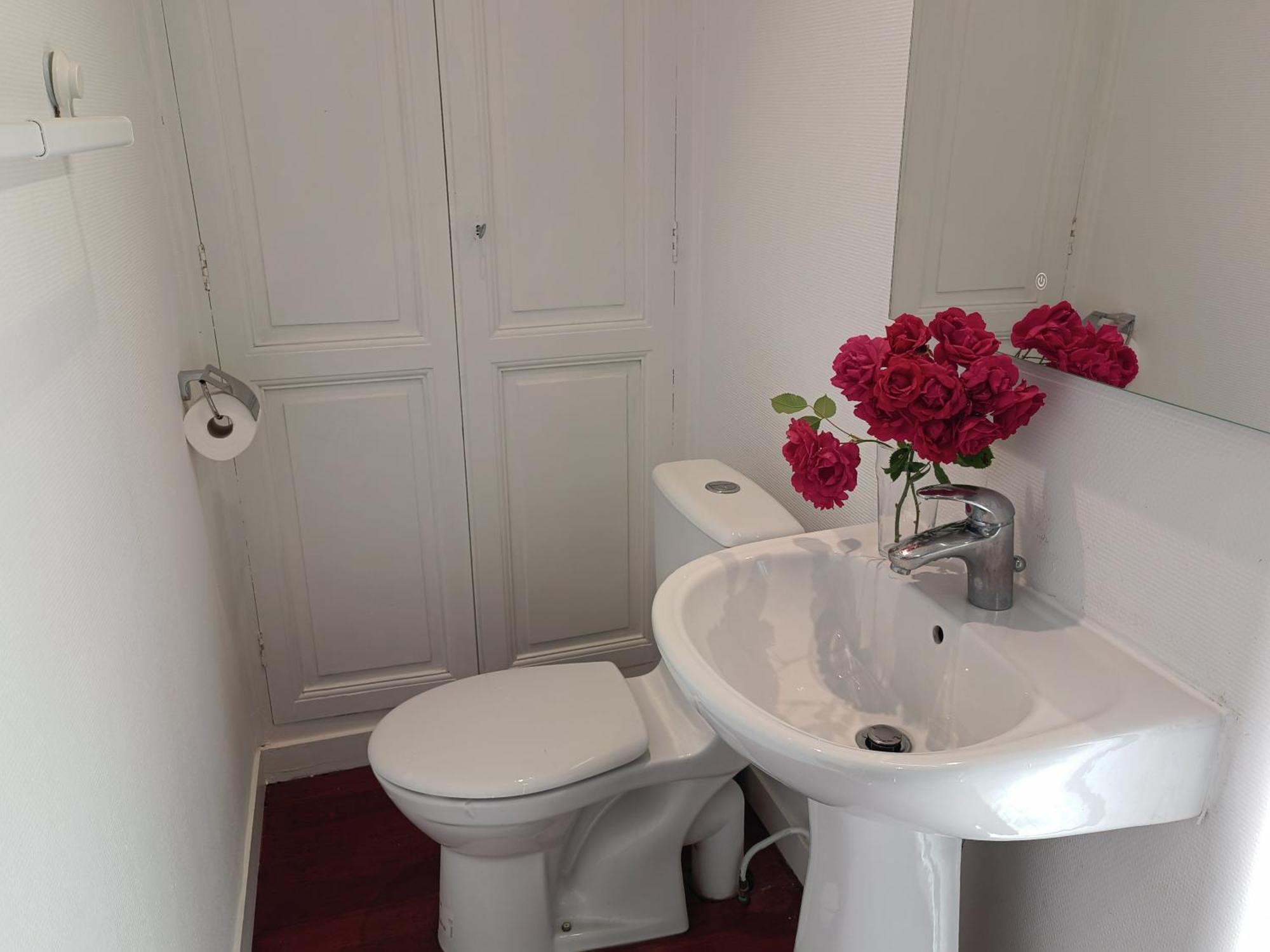 Bed In 6-Bed Mixed Dormitory Le Jardin Cafe Bordeaux Bagian luar foto