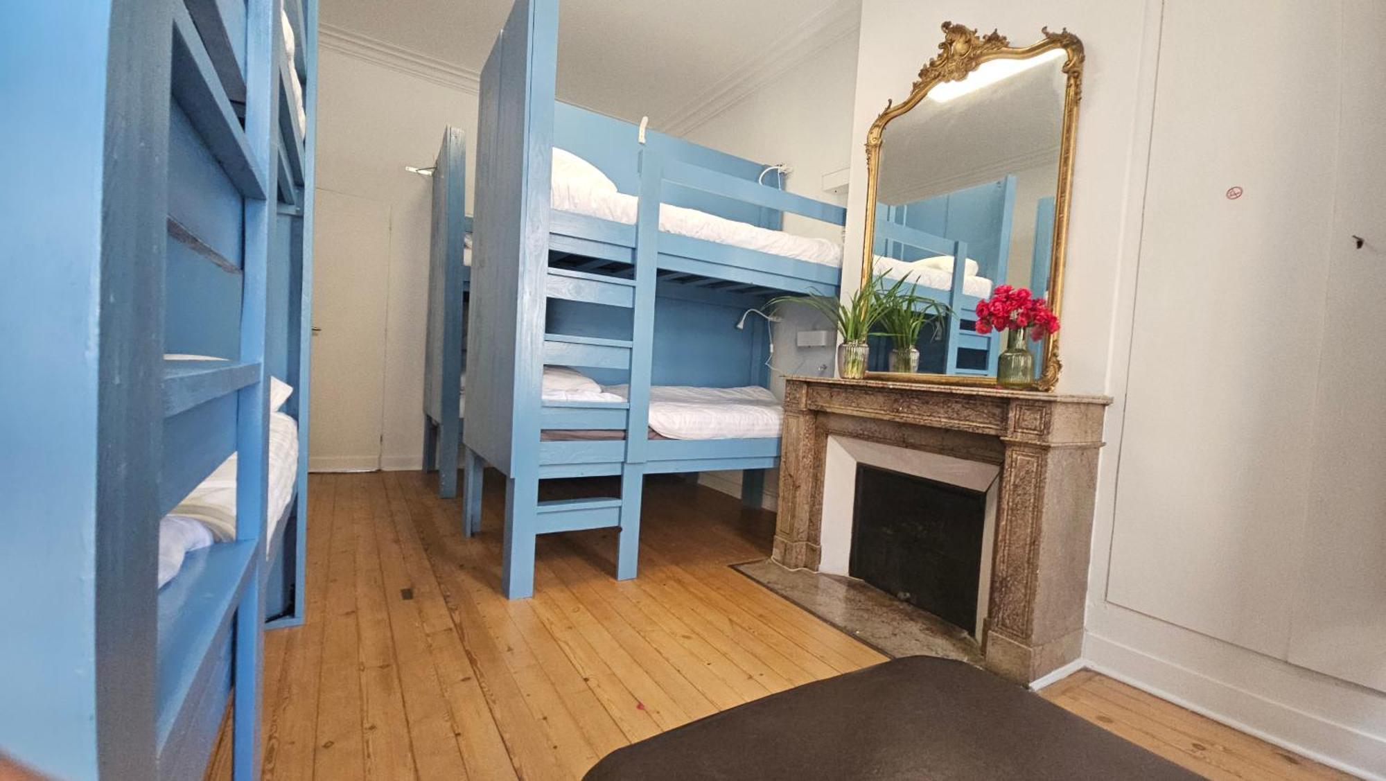 Bed In 6-Bed Mixed Dormitory Le Jardin Cafe Bordeaux Bagian luar foto