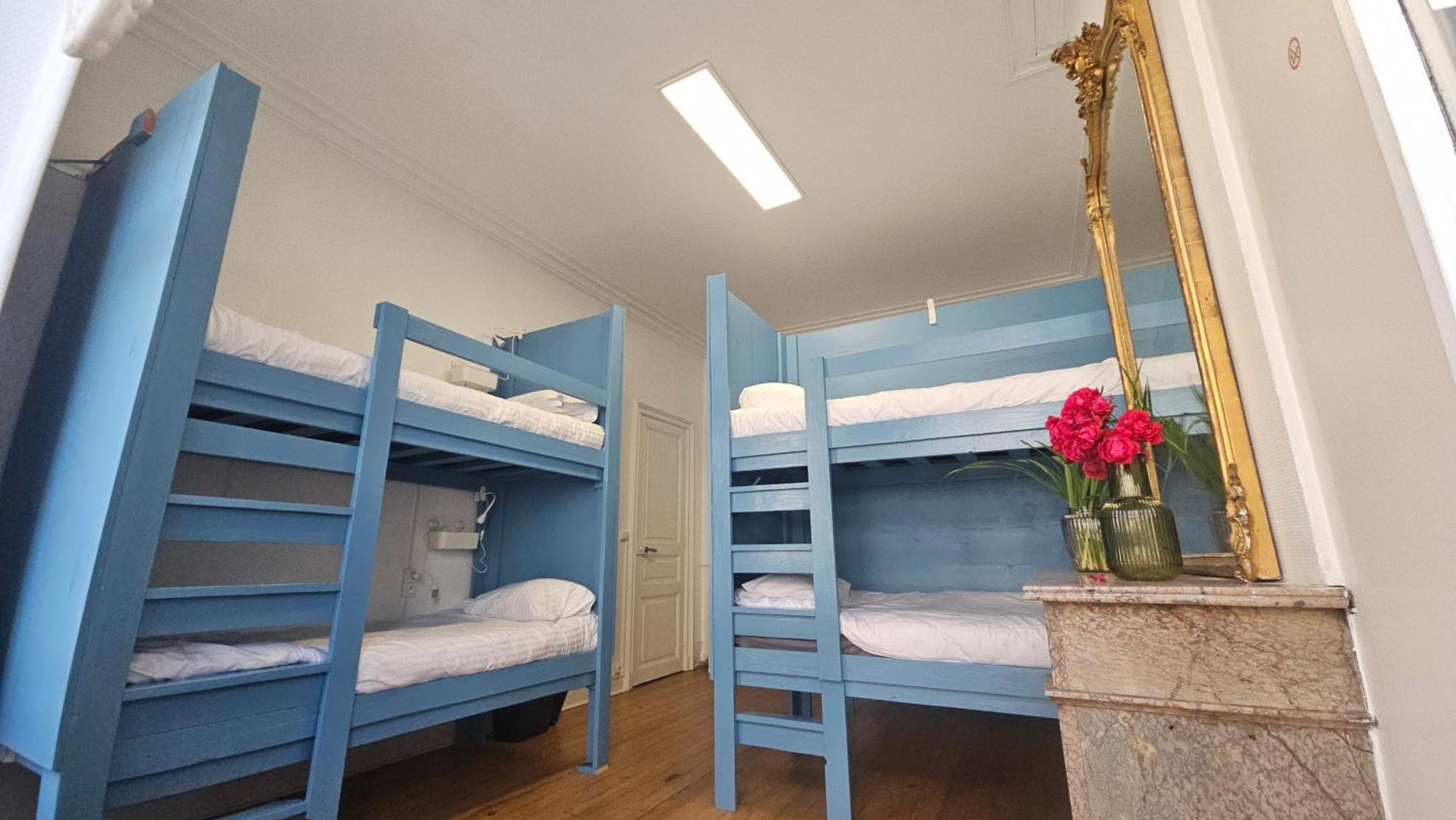 Bed In 6-Bed Mixed Dormitory Le Jardin Cafe Bordeaux Bagian luar foto