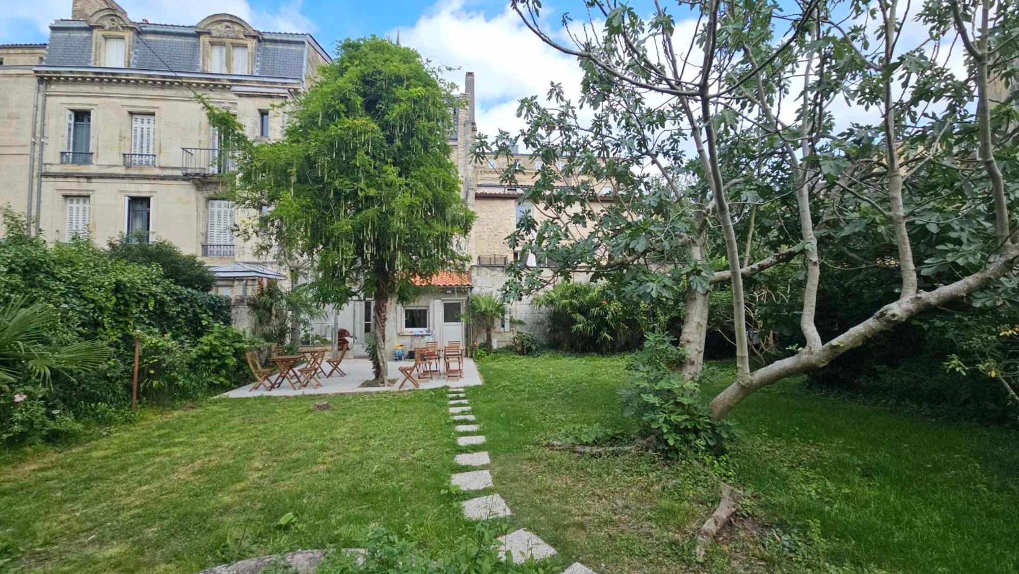 Bed In 6-Bed Mixed Dormitory Le Jardin Cafe Bordeaux Bagian luar foto