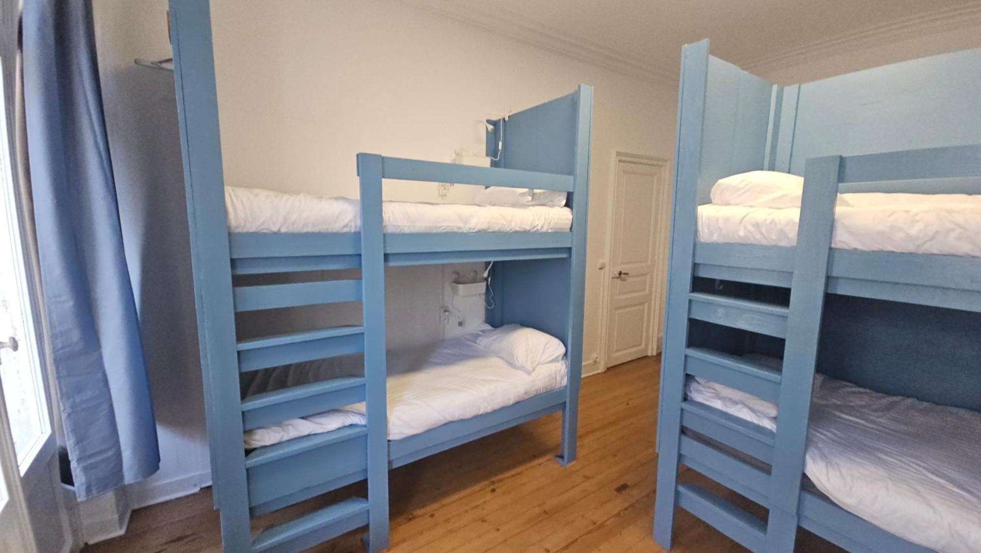 Bed In 6-Bed Mixed Dormitory Le Jardin Cafe Bordeaux Bagian luar foto