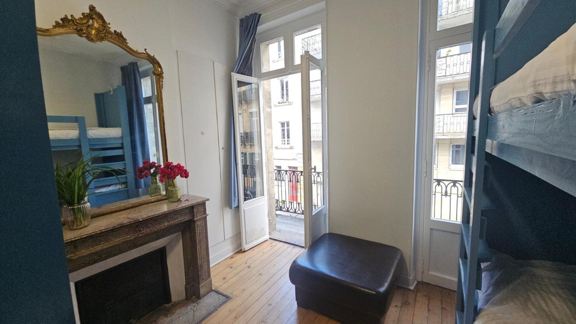 Bed In 6-Bed Mixed Dormitory Le Jardin Cafe Bordeaux Bagian luar foto