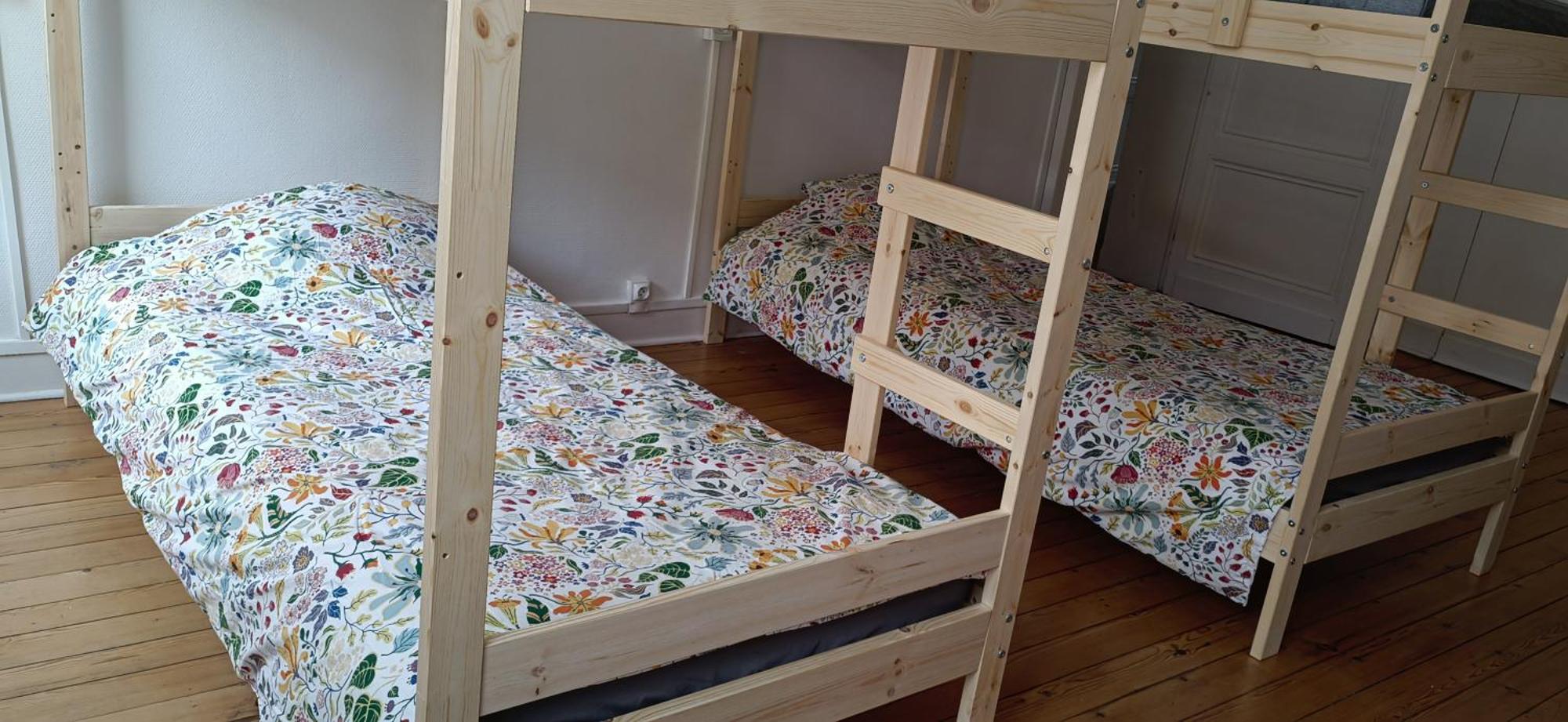 Bed In 6-Bed Mixed Dormitory Le Jardin Cafe Bordeaux Bagian luar foto