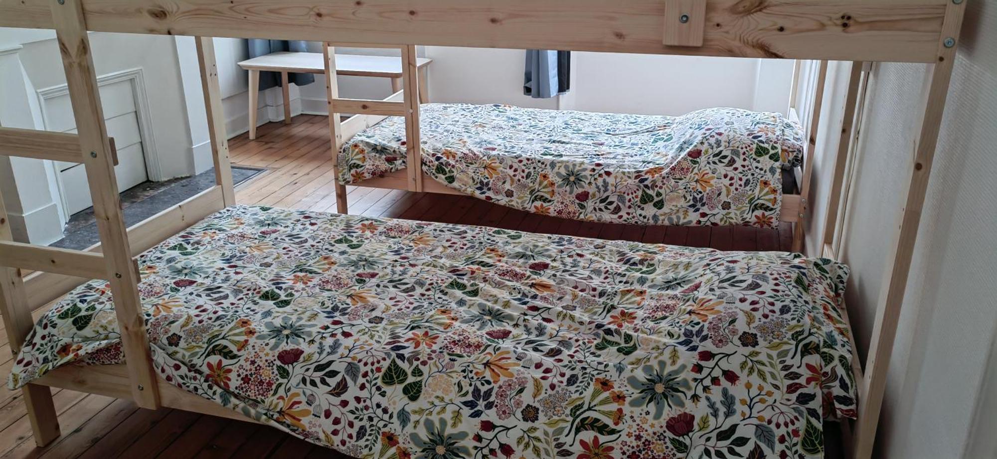 Bed In 6-Bed Mixed Dormitory Le Jardin Cafe Bordeaux Bagian luar foto
