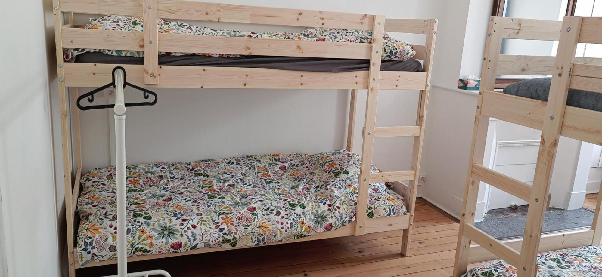 Bed In 6-Bed Mixed Dormitory Le Jardin Cafe Bordeaux Bagian luar foto